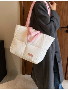 Sac cabas matelassé blanc avec poignées roses et patch décoratif au style moderne