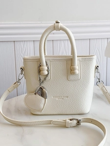 Schicke beige Eimer-Tasche aus strukturiertem Leder mit Griffen und Herzanhänger