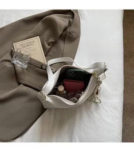 Vue intérieure montrant la grande capacité du sac hobo en cuir blanc pour femmes
