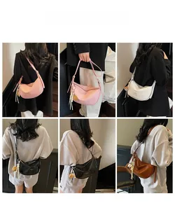 Vues détaillées du sac demi-lune en cuir en rose, blanc, noir et marron porté par le mannequin