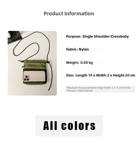 Detail der armeegrünen Nylon-Umhängetasche mit Größenreferenz durch ein Smartphone