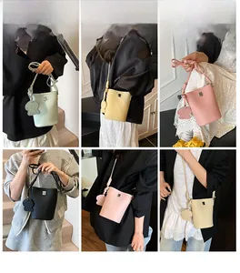 Viste dettagliate di mini borse a secchiello in vari colori indossate da modelle