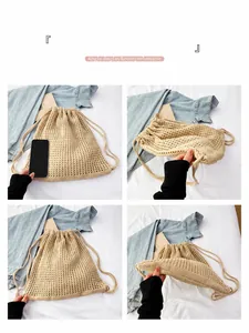 Details des beigen Häkelrucksacks mit Kordelzug und gewebtem Mesh-Design in der Nahaufnahme