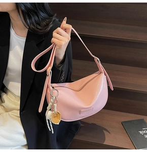 Sac hobo rose en cuir verni brillant avec pendentif de baseball et bandoulière