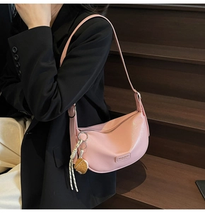 Détail du sac hobo rose en cuir PU souple avec texture litchi et charme fraise