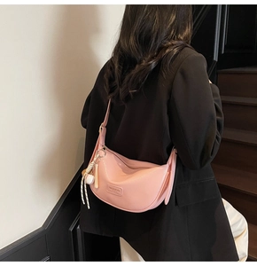 Sac à épaule demi-lune rose en cuir PU avec texture litchi et pendentif de baseball