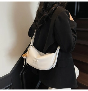 Sac à bandoulière hobo en cuir PU blanc avec logo argenté et pendentif mignon
