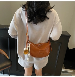 Vue de dos d'un sac bandoulière demi-lune en cuir PU marron avec pendentif en peluche
