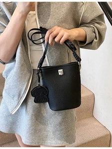 Secchiello minimalista in pelle nera con fibbia argentata e ciondolo a cane