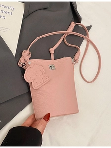 Borsa a tracolla rosa in pelle litchi con ciondolo a cucciolo e chiusura in metallo