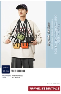 Vue détaillée de mini sacs bandoulière matelassés colorés avec sangle réglable