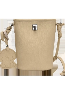 Borsa a secchiello beige grana litchi con chiusura argento e ciondolo a cagnolino