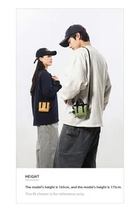 Mini sacs à bandoulière en toile jaune et vert mousse portés par des modèles masculins et féminins