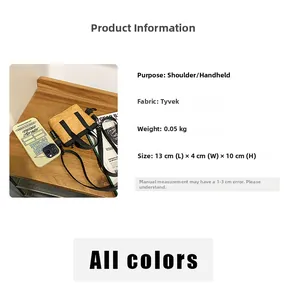 Mini sac bandoulière jaune en Tyvek à effet froissé présenté dans un décor lifestyle