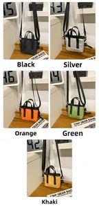 Gros plan détaillé des sacs cabas compacts avec texture plissée et anses en sangle noire