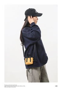 Mini sac fourre-tout jaune gingembre porté par un mannequin pour l'échelle