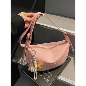 Sac sous le Bras à la Mode en Cuir PU pour Femmes Sac Hobo Demi-Lune avec Pendentif de Baseball Sportif pour Navette Quotidienne