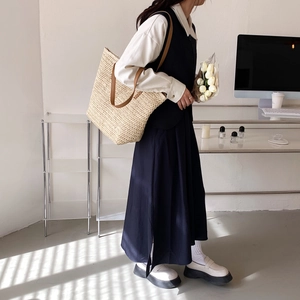 Sac fourre-tout en paille tressée de style français avec gilet bleu marine et jupe