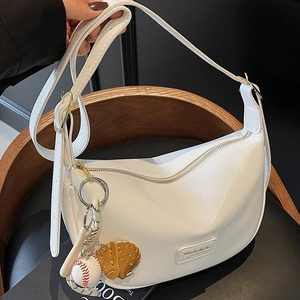 Sac bandoulière demi-lune en similicuir blanc avec breloque de baseball créative