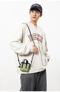 Mannequin masculin portant un mini sac cabas vert bandoulière avec sangle noire