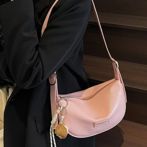 Sac à épaule demi-lune en cuir PU rose avec logo métallique et pendentif décoratif