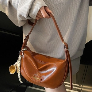 Sac à bandoulière en cuir PU marron avec texture vintage et breloque gant de baseball