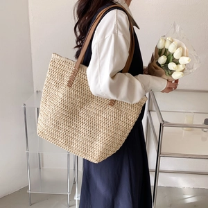 Grand sac fourre-tout tissé beige avec lanières en cuir marron pour les vacances d'été
