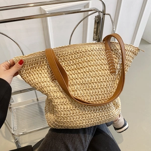 Vue de dessus du sac panier en paille tressée beige avec anses en cuir brun et zip