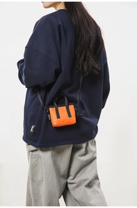 Mini sac cabas orange porté en bandoulière avec sangle réglable et texture plissée