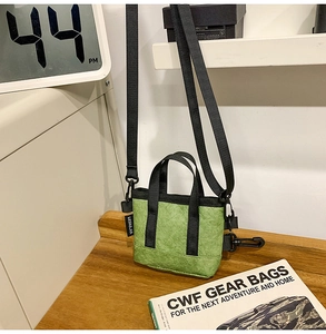 Détails de mini sac bandoulière vert herbe avec poignées noires et étiquette logo