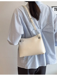 Sac seau chic blanc cassé pour femme, sac à bandoulière minimaliste avec chaîne argent