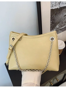 Sac seau minimaliste jaune crème en cuir mat avec bandoulière et chaîne argentée