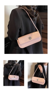 Drei Ansichten einer rosa Baguette-Tasche aus Lackleder mit silbernem Metallverschluss