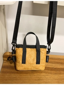 Mini sac cabas jaune bandoulière en matière écologique froissée avec anses noires