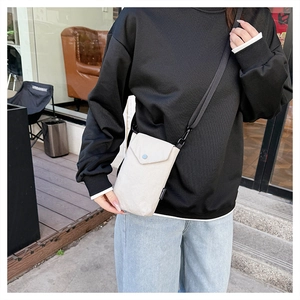 Mini borsa a tracolla in nylon color crema con patta a pressione e tracolla regolabile