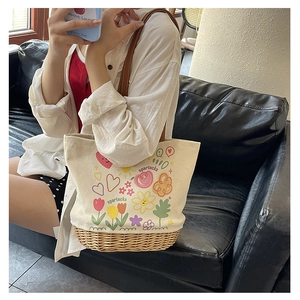 Dettaglio borsa in tela con stampe floreali e base in rattan intrecciato su tracolla