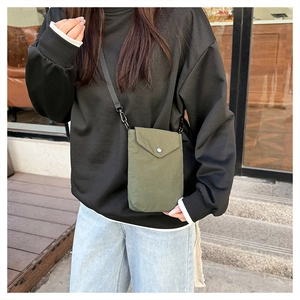 Dettaglio della borsa per cellulare in nylon verde militare con bottone in argento