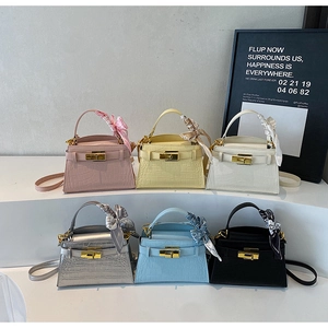 Plusieurs mini sacs trapèze avec texture crocodile et foulards en soie décoratifs