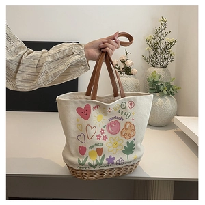 Dettaglio della borsa tote in tela con stampe colorate e base in rattan intrecciato