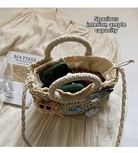 Vue de dessus d'un sac en paille avec ours et nœud montrant l'intérieur spacieux à cordon