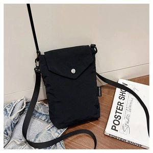 Dettaglio mini borsa a tracolla in nylon nero con chiusura a scatto in metallo argento