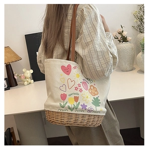 Dettaglio della borsa tote in tela con stampe floreali e base in rattan intrecciato
