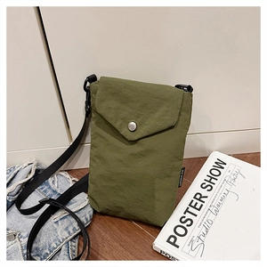 Dettaglio borsa porta cellulare in nylon verde oliva con bottone a pressione