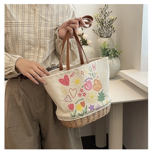 Dettaglio della borsa tote in tela stampata con base in vimini e manici in pelle
