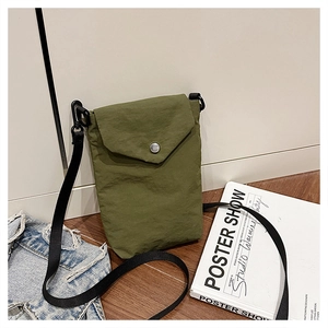 Dettaglio mini borsa a tracolla in nylon verde militare con bottone a scatto e tracolla