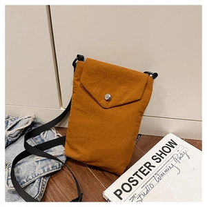 Borsa a tracolla in nylon caramello con bottone in metallo e cinturino regolabile