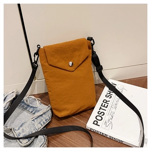 Dettaglio borsa porta cellulare in nylon giallo zenzero con bottone a pressione e tracolla