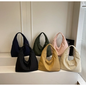 Dettaglio delle borse hobo leggere in nylon disponibili in sei diverse opzioni di colore