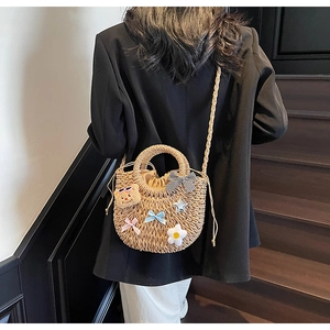 Détail du sac de plage en paille fait main avec écussons mignons et fermeture à cordon