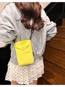 Mini borsa a tracolla in nylon giallo con bottone automatico su scala in legno
